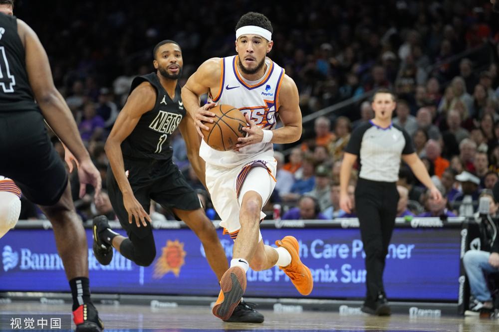 她很快在四 她很快在四